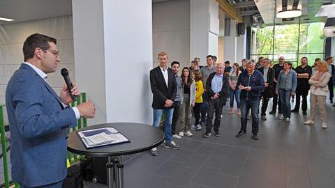 Oberbürgermeister Thomas Eiskirch bei der Einweihung des modernisierten Sportzentrums