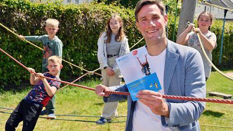 Christian Papies, Leiter des Jugendamtes stellt den Ferienpass 2023 vor.