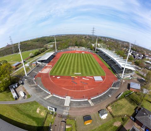 Die Luftaufnahme vom 27. April 2023 zeigt das Lohrheidestadion in Bochum vor dem umfangreichen Umbau.