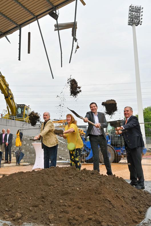 DLV-Vizepräsident Peter Westermann, NRW-Staatssekretärin Andrea Milz, Oberbürgermeister Thomas Eiskirch und Bauunternehmer Walter Hellmich beim symbolischen Spatenstich für den Umbau des Lohrheidestadions in Bochum am 7. Juni 2023