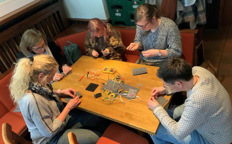 Die Teilnehmenden basteln mit E-Textiles.