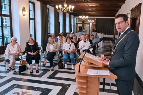 Oberbürgermeister Eiskirch bei der Übergabe der Ehrenplakette