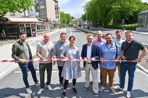 Freigabe eines Teils der erneurten Hattinger Straße in Bochum durch Tiefbauamtsleiterin Susanne Düwel und Dezernent Dr. Markus Bradtke sowie Vertreterinnen aus der lokalen Politik am 23. Juni 2023