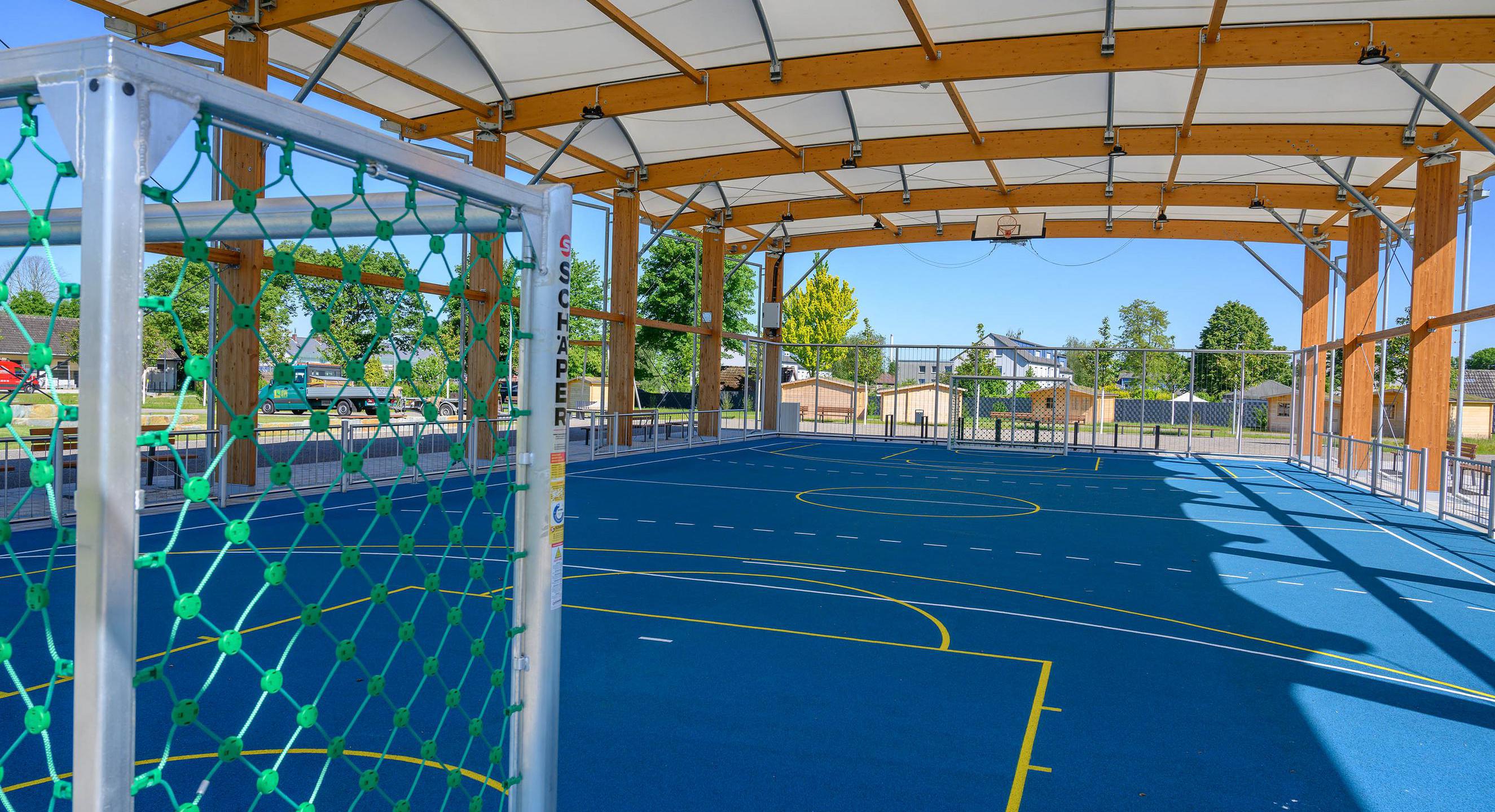 Das Bild zeigt einen überdachten Sportplatz.