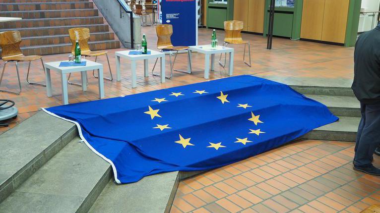 Eine Europaflagge im Foyer des BVZ