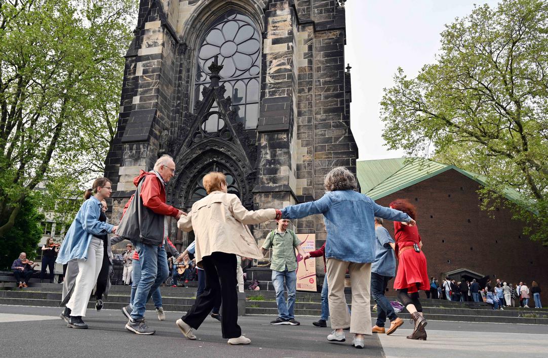 Menschen tanzen im Kreis