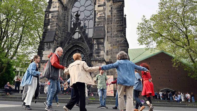 Menschen tanzen im Kreis