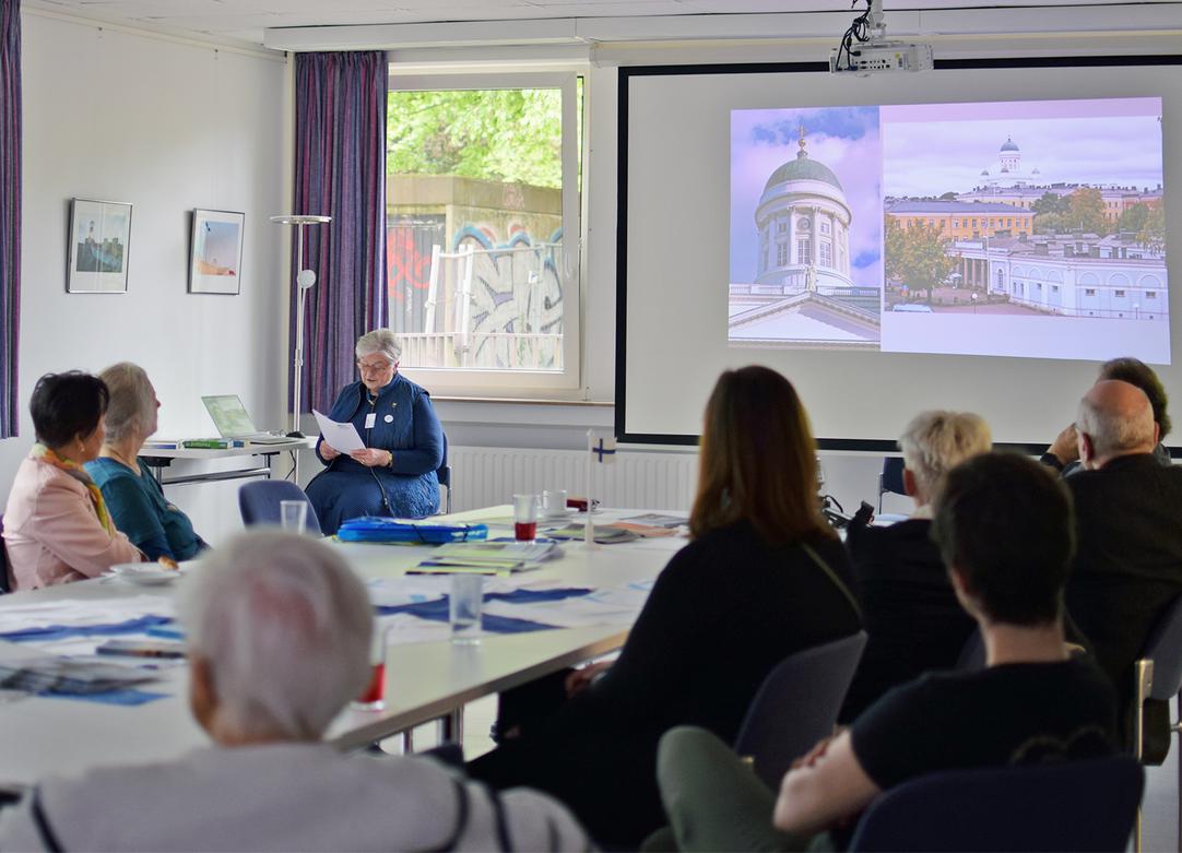 Menschen sitzen an einem Tisch