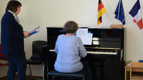 Ein Frau am Klavier und eine weitere singt