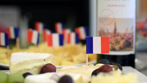 Käsestücke mit kleinen Frankreichfahnen