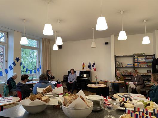 Menschen in einem französisch geschmückten Raum