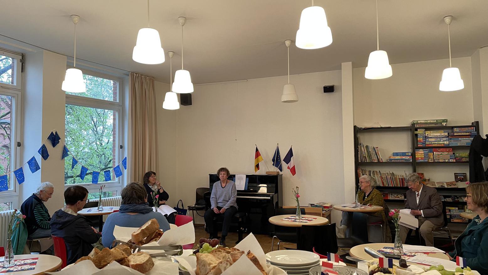 Menschen in einem französisch geschmückten Raum