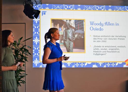 Eine Frau hält eine Präsentation