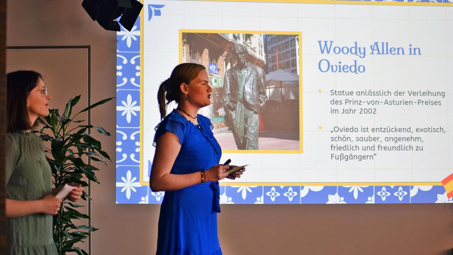 Eine Frau hält eine Präsentation