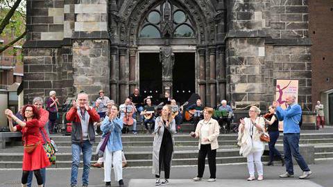 Menschen vor der Christuskirche