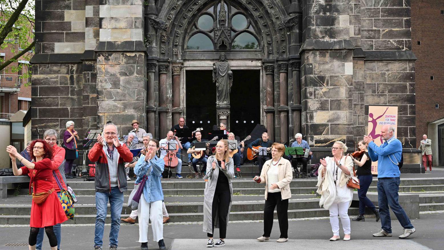 Menschen vor der Christuskirche
