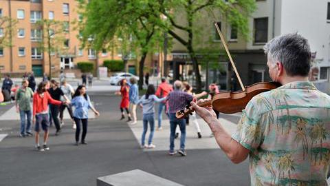 Menschen musizieren vor der Christuskirche