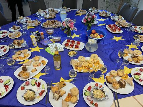 Ein gedeckter Tisch mit Essen