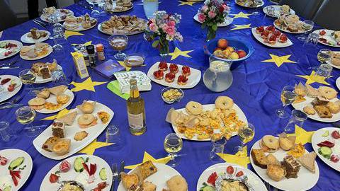 Ein gedeckter Tisch mit Essen