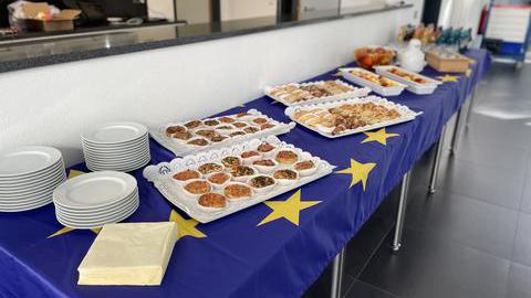 Gedeckte Tische mit Essen