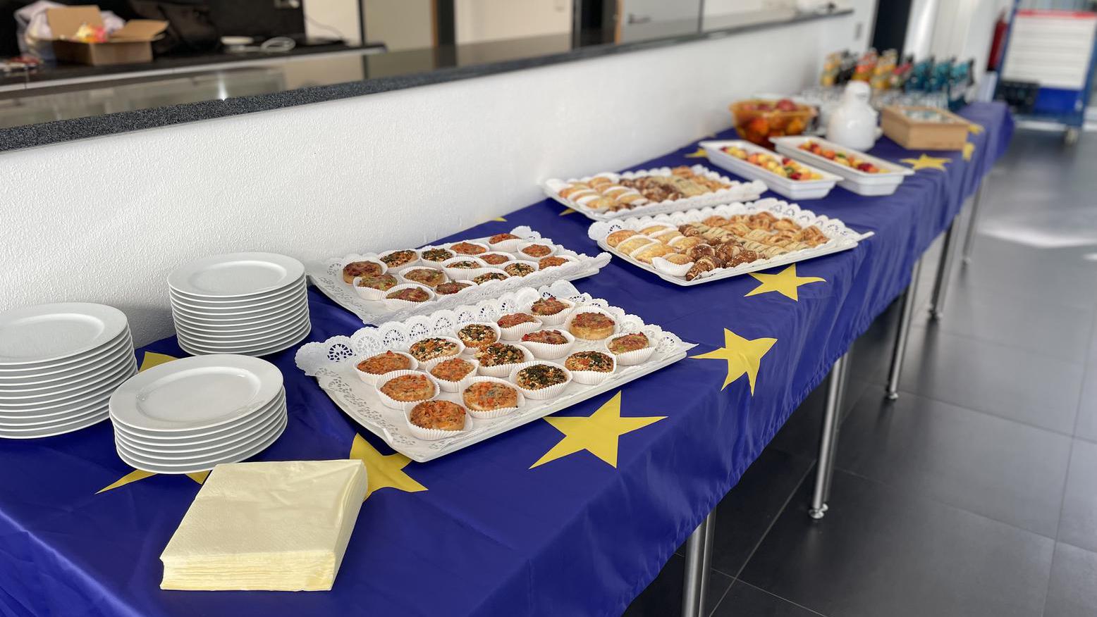 Gedeckte Tische mit Essen