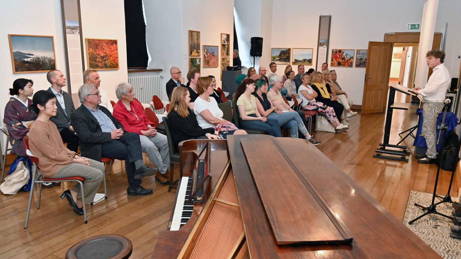 Menschen hören einer Präsentation zu