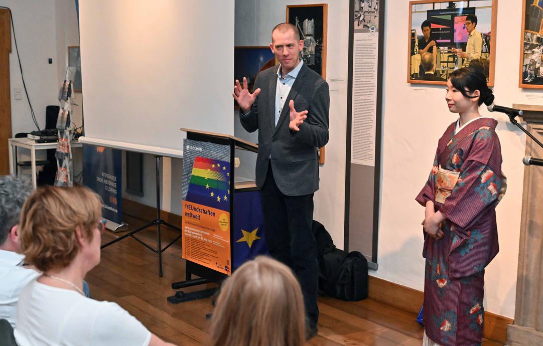 Ein Mann hält eine Präsentation