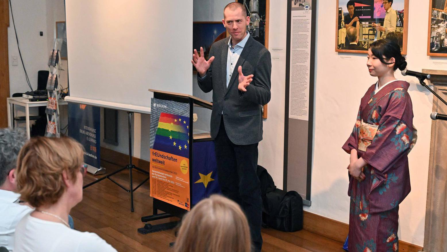 Ein Mann hält eine Präsentation