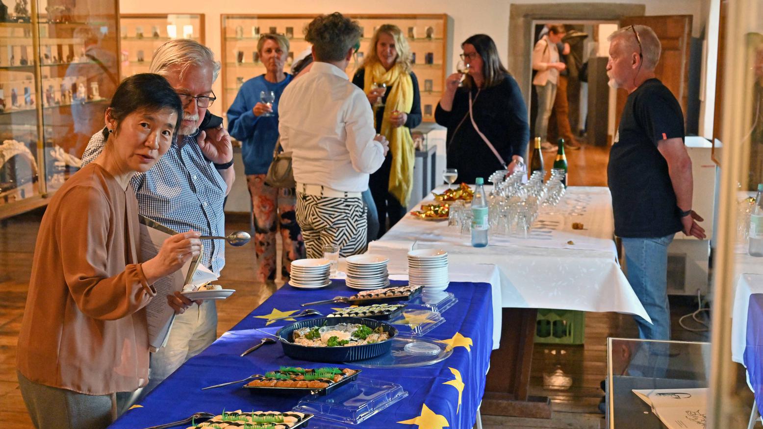Menschen essen und trinken