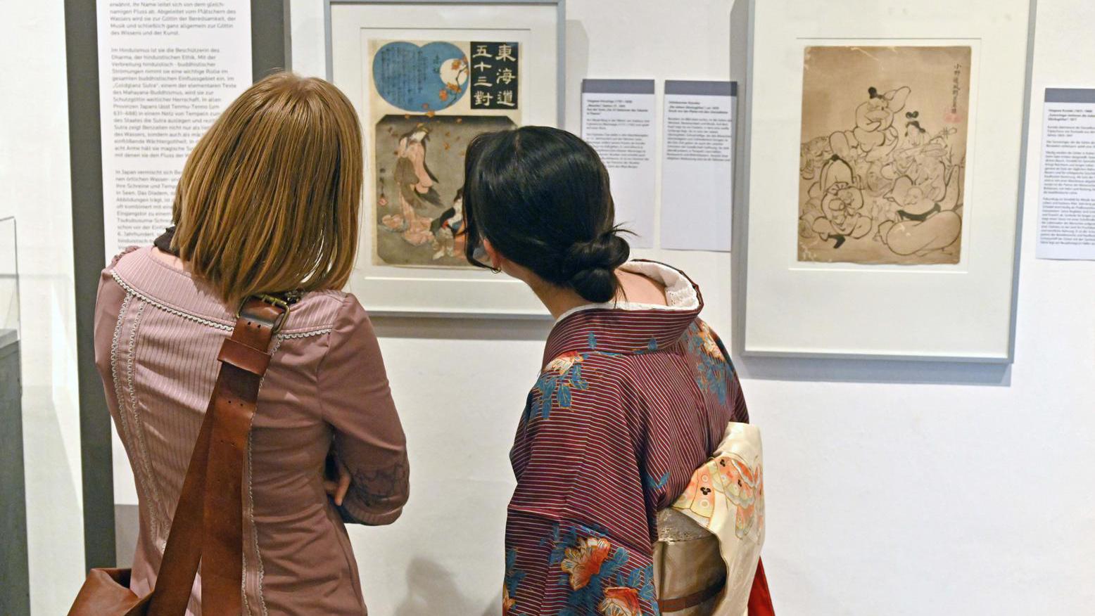 Menschen betrachten ein Bild