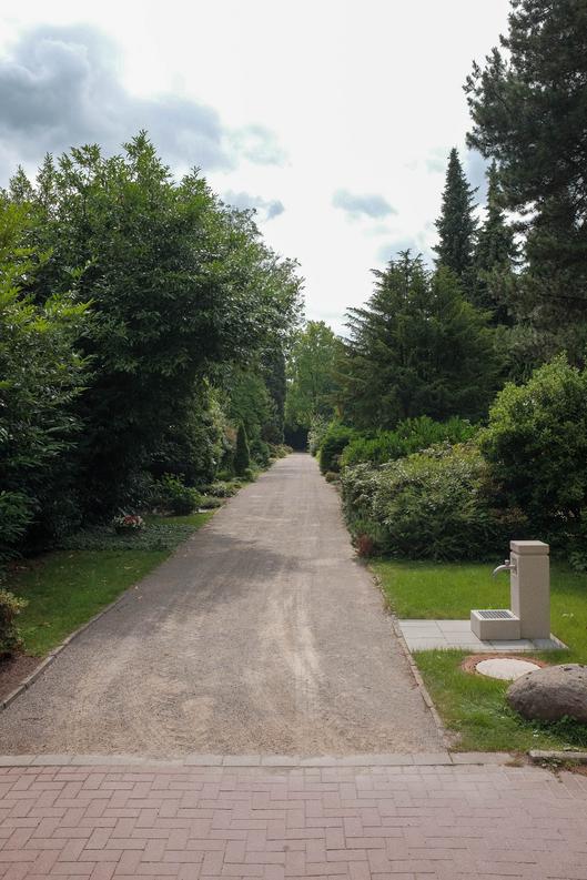 Sanierte Wege auf dem Friedhof Wiemelhausen in Bochum.