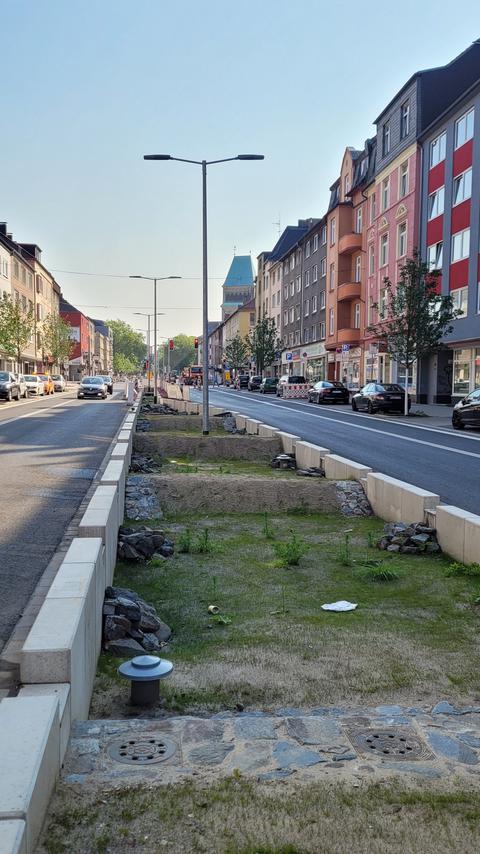 Mulde mittig zwischen den Fahrbahnen der Hattinger Straße in Höhe der Grottenstraße