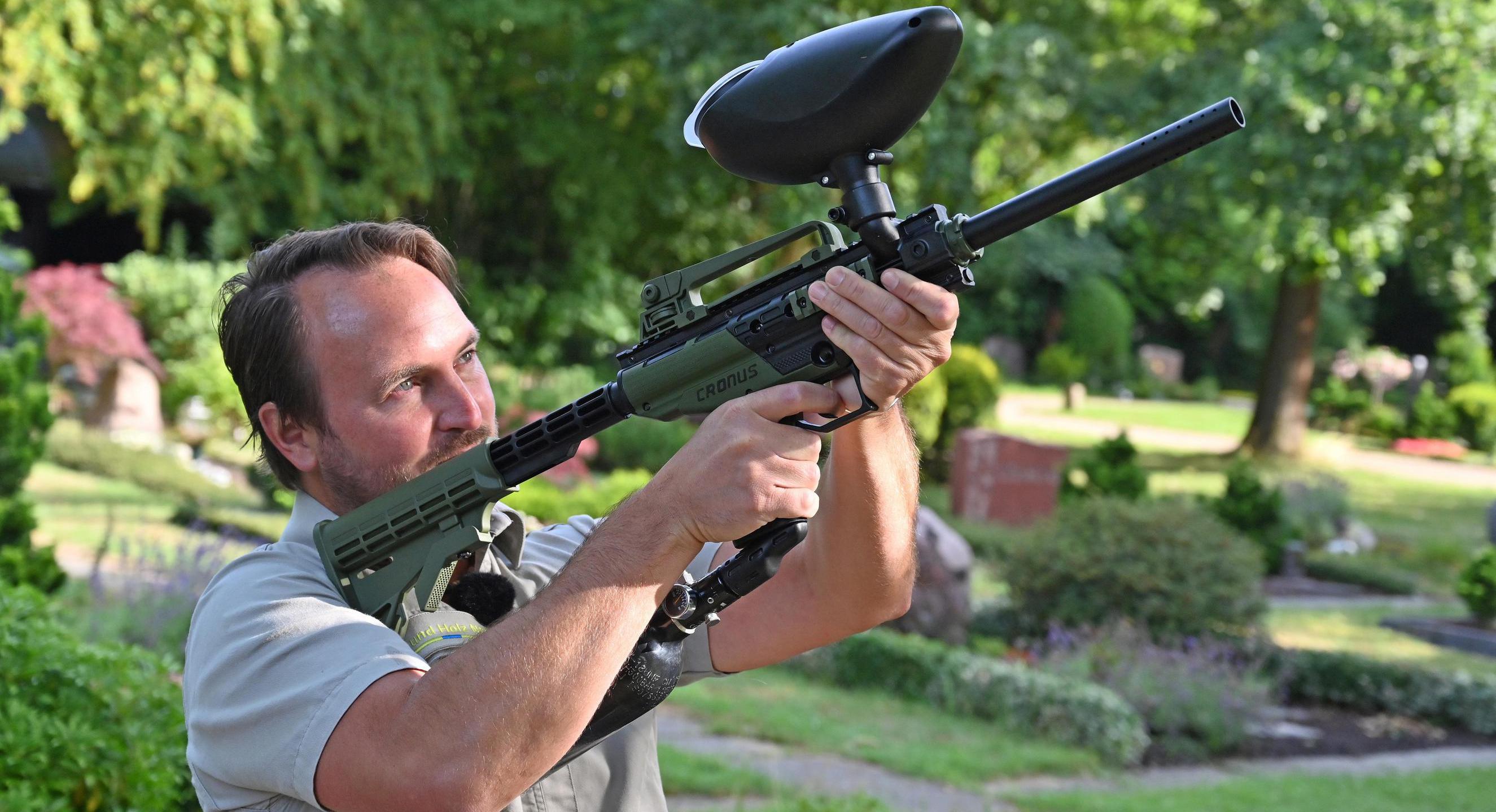 Bekämpfung des Eichenprozessionsspinners mit Paintball-Gewehr