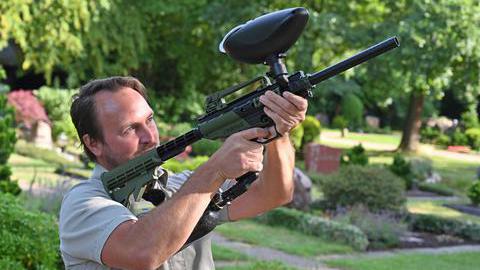 Bekämpfung des Eichenprozessionsspinners mit Paintball-Gewehr
