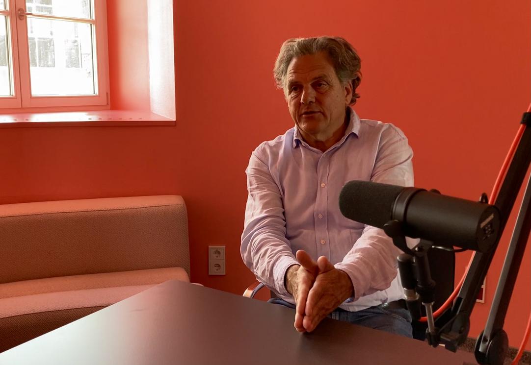 Prof. Dr. Klaus Gerwert bei der Aufnahme des Podcasts