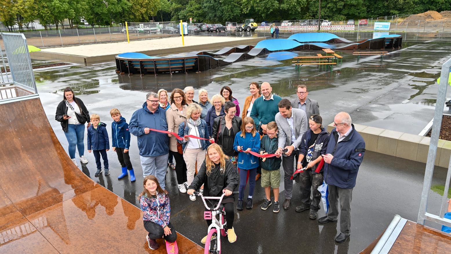 Unter dem Motto „Spiel, Sport & Fitness“ eröffnet Oberbürgermeister Thomas Eiskirch am 24. Juli 2023 die KKM-Fläche Auf der Heide in Bochum.