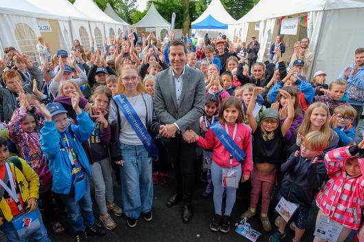 Oberbürgermeister mit Kindern