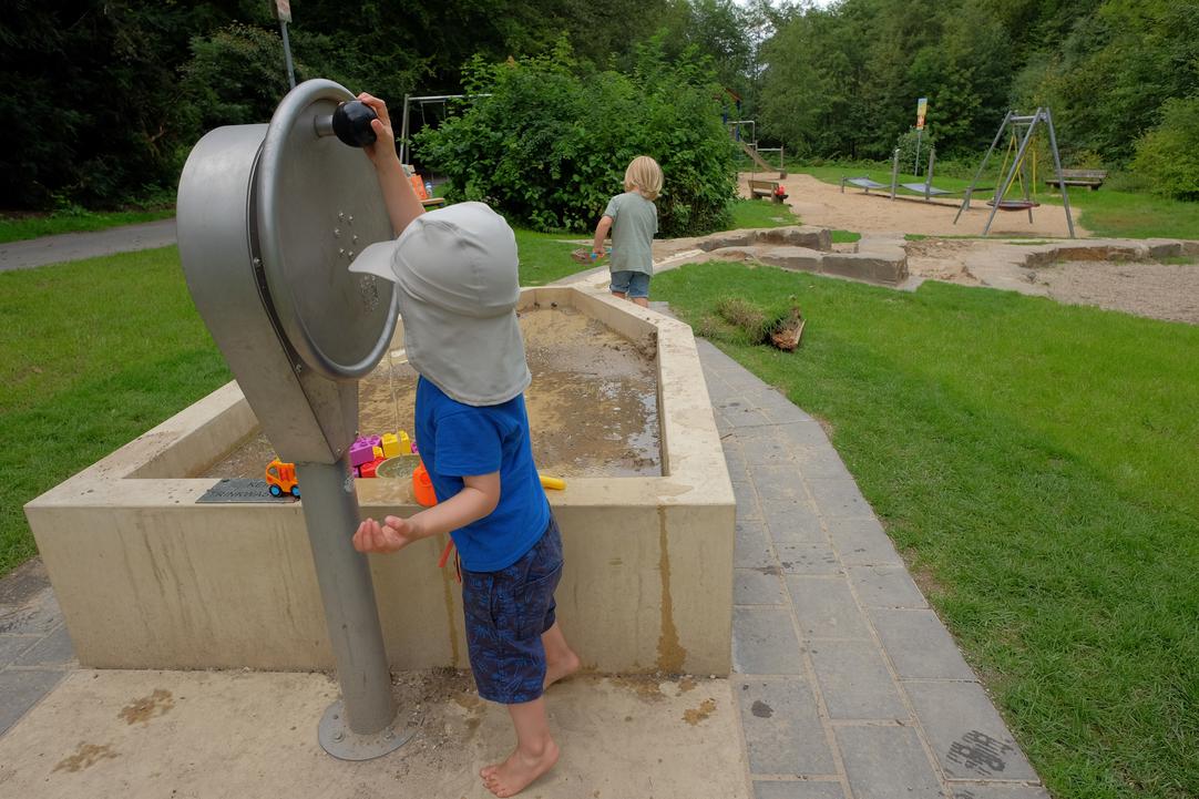 Kind auf Wasserspielplatz