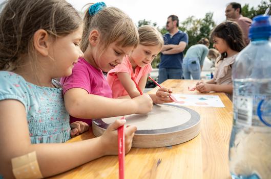Kinder gestalten Steine