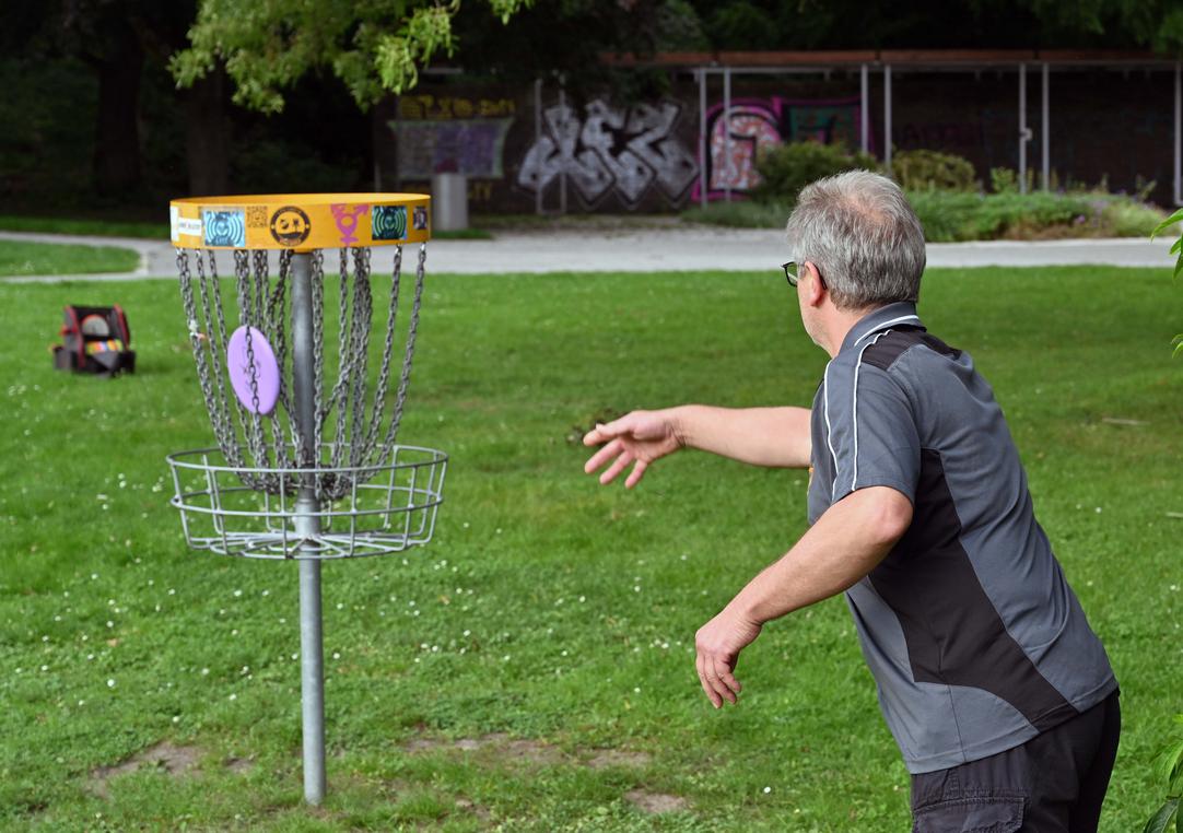 Mann spielt Disc-Golf