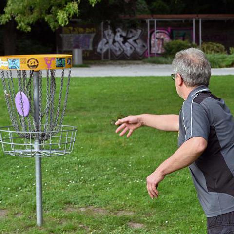 Mann spielt Disc-Golf