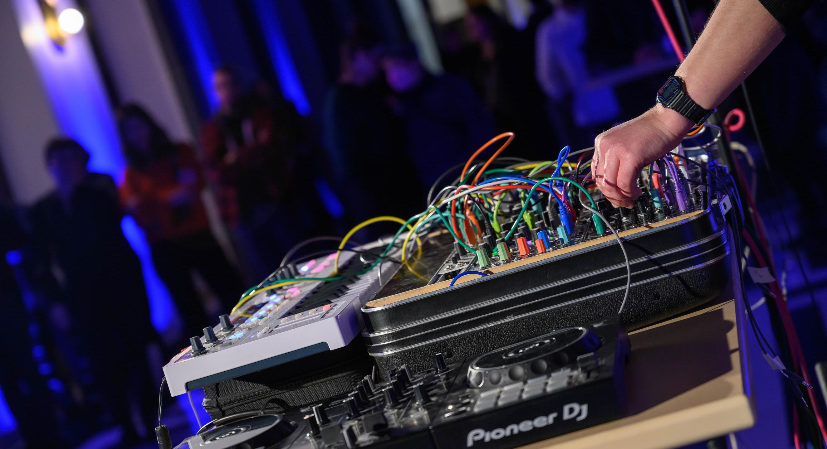 Das Bild zeigt einen Mischpult eines DJs.
