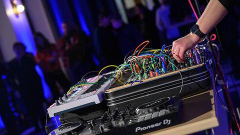 Das Bild zeigt einen Mischpult eines DJs.