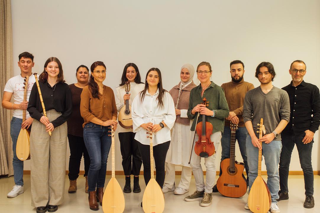 Menschen mit Instrumenten