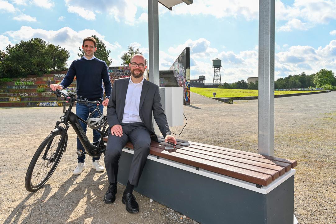 Zwei Menschen auf einer Bank