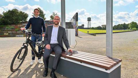 Zwei Menschen auf einer Bank