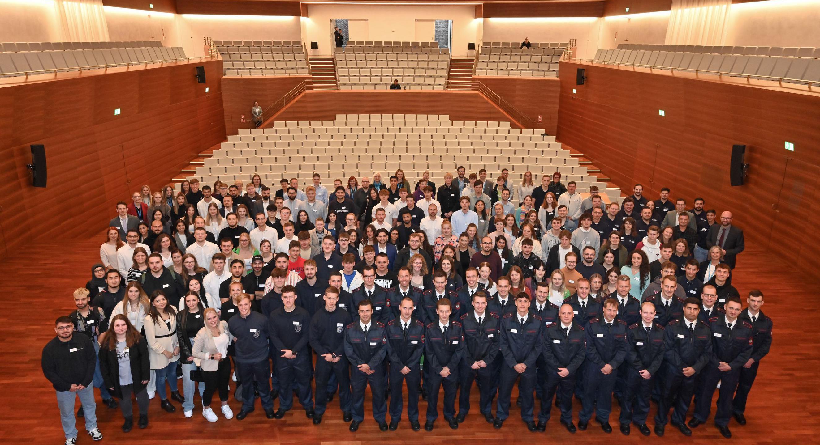 Gruppenfoto der 156 Nachwuchskräfte