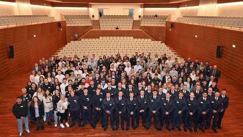 Gruppenfoto der 156 Nachwuchskräfte