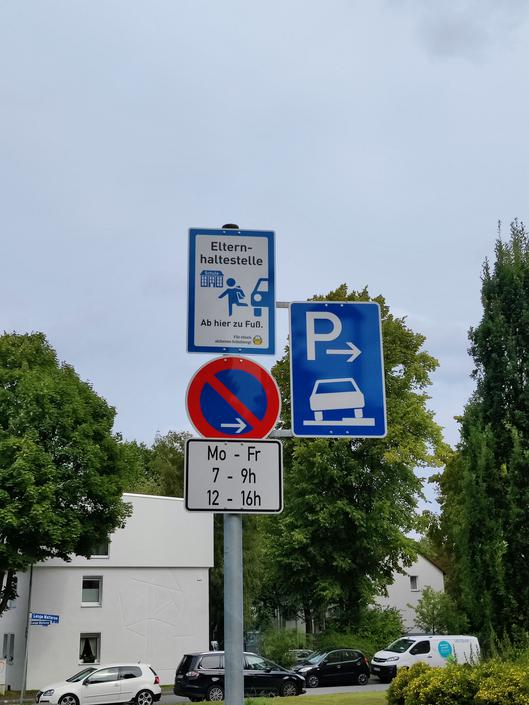 Bild von vier Verkehrszeichen