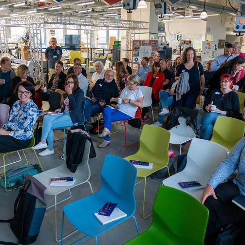 Publikum auf Stühlen